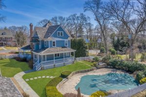 Ridgewood Home with sparcious outdoor living area